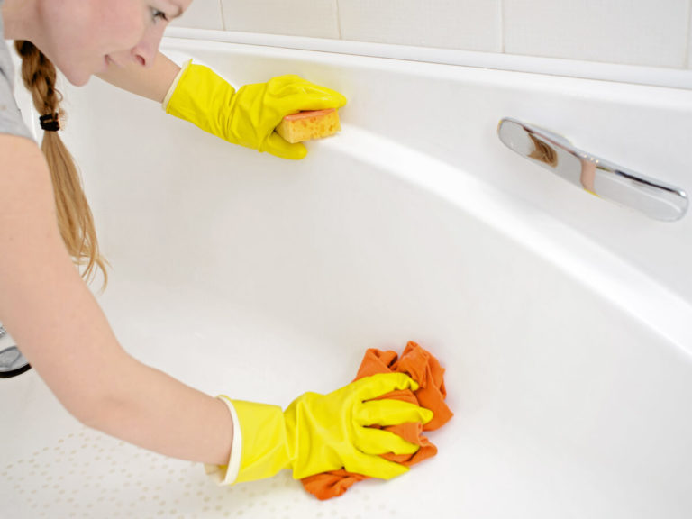 浴槽の水垢や黒ずみの落とし方とは 掃除方法 おすすめ便利グッズ5選をご紹介 バスタイムクラブ